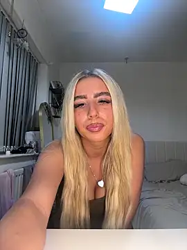 Snapshot of BlondeBetty chatting on 11-03-25, 05:03 BlondeBetty online show from 11-03-25, 05:03