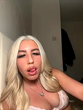 Snapshot of BlondeBetty chatting on 12-03-25, 08:40 BlondeBetty online show from 12-03-25, 08:40