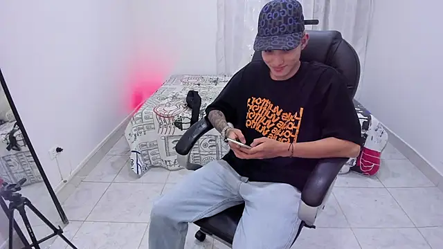 Snapshot of weesley_boy chatting on 09-26-25, 04:16 weesley boy online show from 09-26-25, 04:16