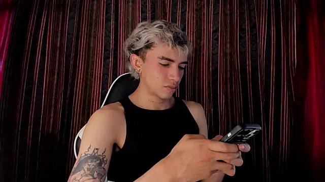 Snapshot of guynextdo0r chatting on 12-21-25, 06:26 guynextdo0r online show from 12-21-25, 06:26