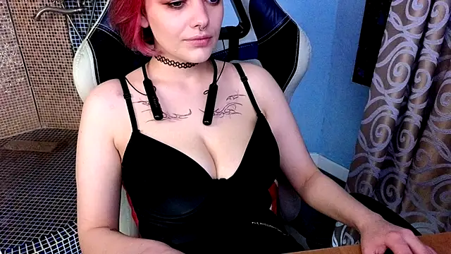 Snapshot of Eniferi chatting on 02-17-26, 10:45 Eniferi online show from 02-17-26, 10:45