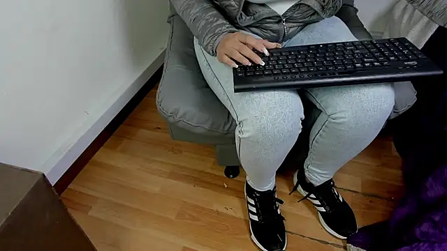 Snapshot of Shantal__G chatting on 02-18-26, 12:23 Shantal G online show from 02-18-26, 12:23