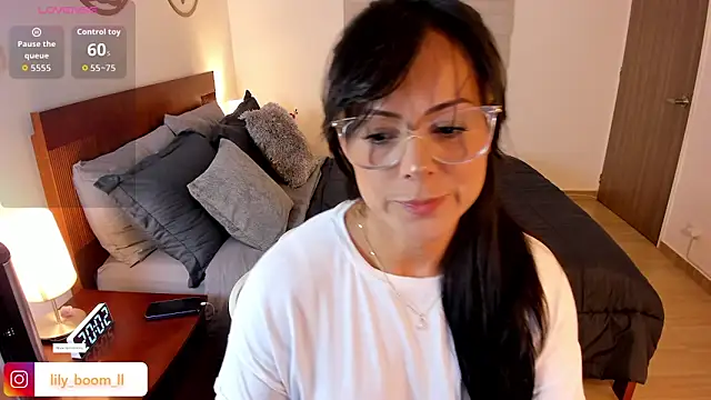 Snapshot of Lyliboomm chatting on 11-22-25, 01:04 Lyliboomm online show from 11-22-25, 01:04