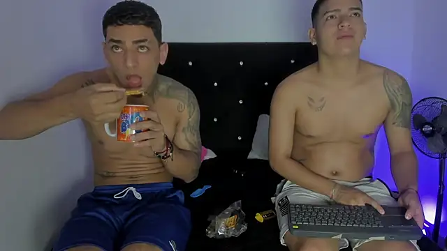 Snapshot of maykel_and_mike chatting on 11-12-25, 09:32 maykel and mike online show from 11-12-25, 09:32