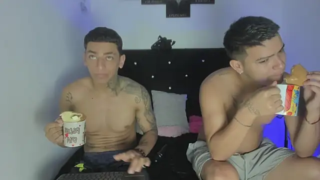 Snapshot of maykel_and_mike chatting on 11-17-25, 11:38 maykel and mike online show from 11-17-25, 11:38