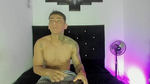 Snapshot of maykel_and_mike chatting on 11-29-25, 11:02 maykel and mike online show from 11-29-25, 11:02