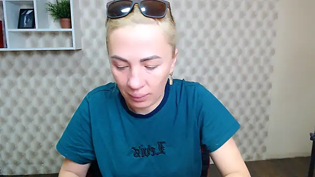 EmmaCat  online show from 10-04-25, 04:32