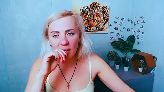 EmmaCat  online show from 02-10-26, 06:23