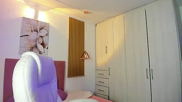 KoraRousee online show from 10-16-25, 01:12