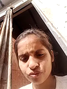 Snapshot of Saloni-Gupta chatting on 12-17-25, 07:36 Saloni-Gupta online show from 12-17-25, 07:36