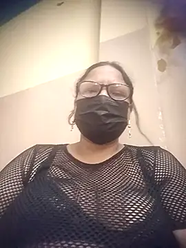 Snapshot of thehotlady chatting on 06-23-26, 04:10 thehotlady online show from 06-23-26, 04:10