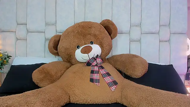 Snapshot of _GigiDoll_ chatting on 10-07-25, 12:02 GigiDoll online show from 10-07-25, 12:02