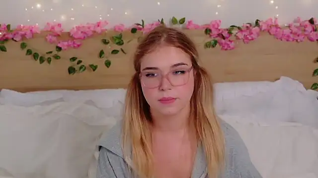 Snapshot of Lilith_Bonheur chatting on 12-19-25, 01:34 Lilith Bonheur online show from 12-19-25, 01:34