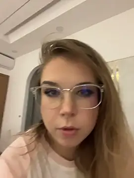 Lilith Bonheur online show from 04-26-26, 04:15