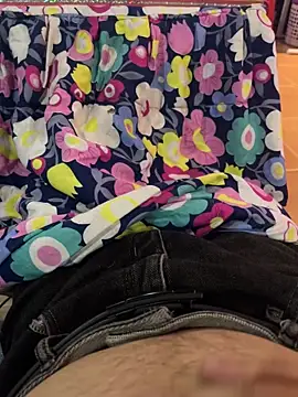 Snapshot of qeer098755 chatting on 11-12-25, 10:04 qeer098755 online show from 11-12-25, 10:04