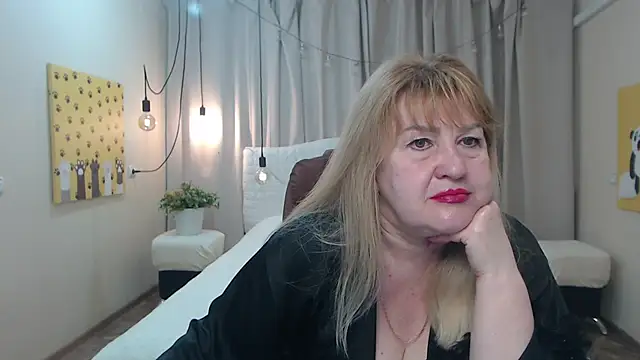 Snapshot of EmmaEllison chatting on 05-20-26, 06:19 EmmaEllison online show from 05-20-26, 06:19