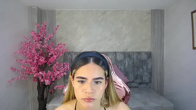 Snapshot of lilith4_s chatting on 10-11-25, 08:29 lilith4 s online show from 10-11-25, 08:29