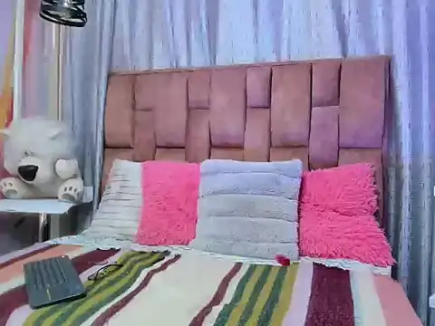 Snapshot of alix_noa chatting on 11-14-25, 07:45 alix noa online show from 11-14-25, 07:45