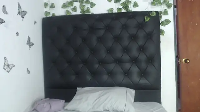 Snapshot of isabel_09 chatting on 04-25-26, 07:55 isabel 09 online show from 04-25-26, 07:55
