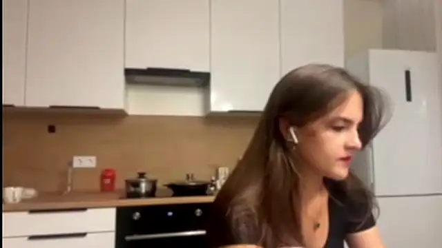 Snapshot of FavorLeila chatting on 10-02-25, 03:30 FavorLeila online show from 10-02-25, 03:30