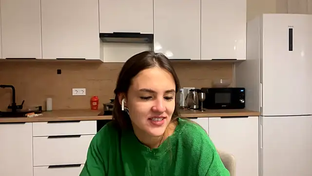 Snapshot of FavorLeila chatting on 10-08-25, 02:04 FavorLeila online show from 10-08-25, 02:04