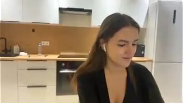 Snapshot of FavorLeila chatting on 10-27-25, 02:10 FavorLeila online show from 10-27-25, 02:10