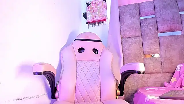 Mia royal online show from 10-25-25, 02:46