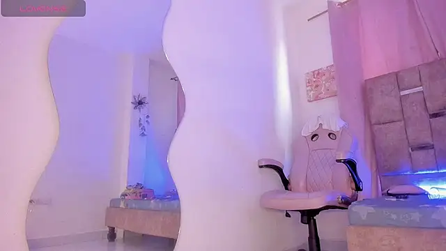 Snapshot of Mia_royal chatting on 02-14-26, 09:00 Mia royal online show from 02-14-26, 09:00