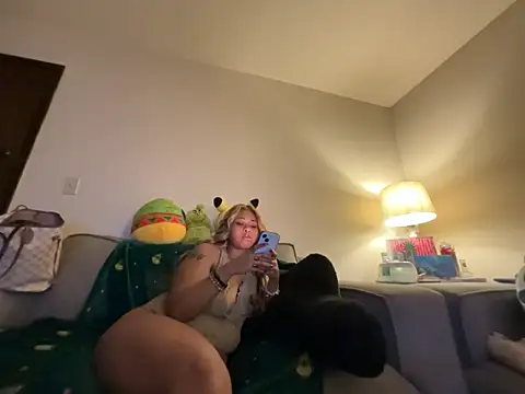 Snapshot of GoddessFatPuss chatting on 12-23-25, 05:05 GoddessFatPuss online show from 12-23-25, 05:05