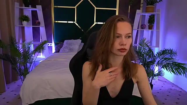 Snapshot of ShyySiren chatting on 11-19-25, 08:36 ShyySiren online show from 11-19-25, 08:36