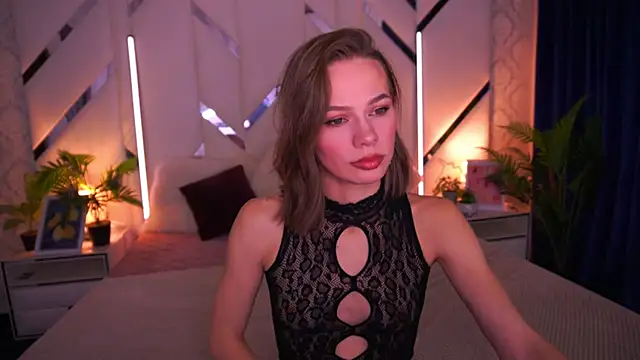 Snapshot of ShyySiren chatting on 12-15-25, 08:40 ShyySiren online show from 12-15-25, 08:40