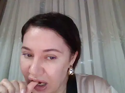Snapshot of Lomivah chatting on 12-21-25, 06:15 Lomivah online show from 12-21-25, 06:15