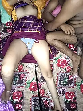 Snapshot of Romantic_couple89 chatting on 09-24-25, 04:43 Romantic couple89 online show from 09-24-25, 04:43