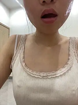 Snapshot of Bella_sexy98 chatting on 10-29-25, 03:47 Bella sexy98 online show from 10-29-25, 03:47