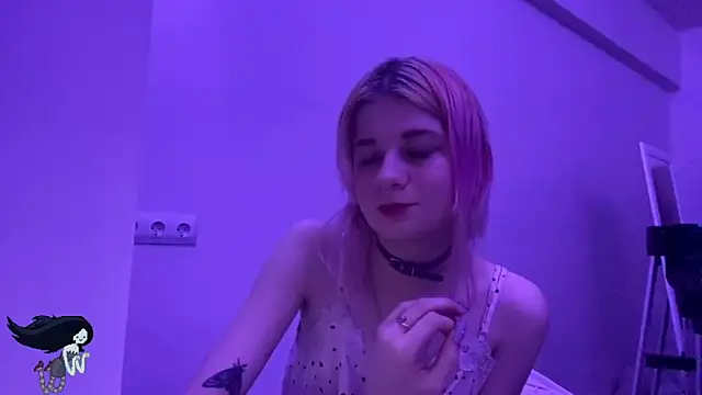 Snapshot of PinkVampire chatting on 10-29-25, 09:05 PinkVampire online show from 10-29-25, 09:05