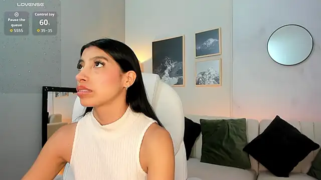 Snapshot of Tiffany_Low chatting on 02-01-26, 01:53 Tiffany Low online show from 02-01-26, 01:53