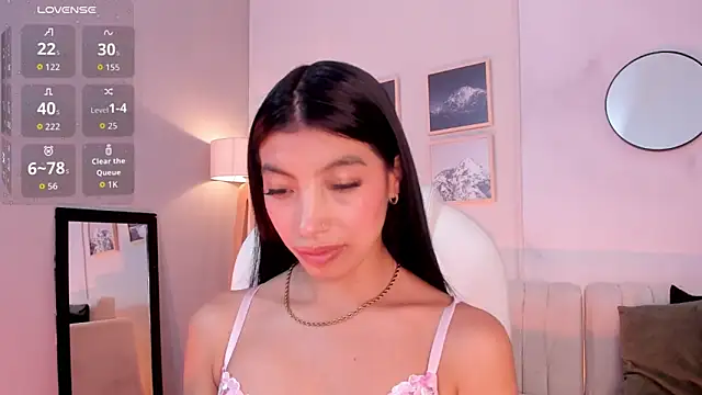 Snapshot of Tiffany_Low chatting on 02-19-26, 02:02 Tiffany Low online show from 02-19-26, 02:02