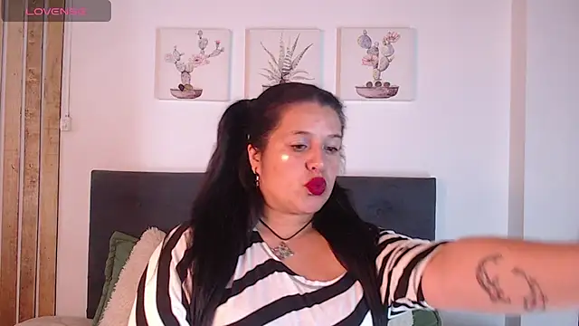 Snapshot of Andrea_secret_ chatting on 10-12-25, 02:38 Andrea secret online show from 10-12-25, 02:38
