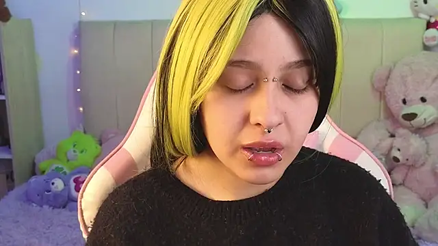 Snapshot of NekoWaifu chatting on 06-11-26, 02:48 NekoWaifu online show from 06-11-26, 02:48