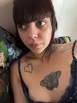 Snapshot of ravenadark chatting on 11-12-25, 04:29 ravenadark online show from 11-12-25, 04:29