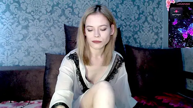 Snapshot of Kate__Loves chatting on 12-17-25, 07:31 Kate Loves online show from 12-17-25, 07:31