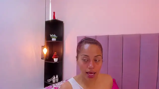 HoollyHendrix online show from 11-12-25, 08:30