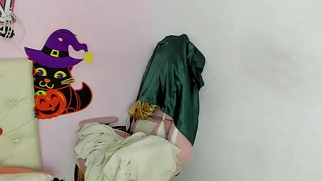 Yuni kim online show from 10-31-25, 02:18