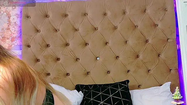 Snapshot of CoraVex chatting on 12-18-25, 05:13 CoraVex online show from 12-18-25, 05:13