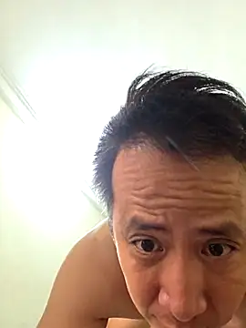 Snapshot of MaiHoang2k chatting on 10-17-25, 05:10 MaiHoang2k online show from 10-17-25, 05:10