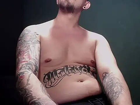 Snapshot of guesswhatbitch chatting on 10-28-25, 04:31 guesswhatbitch online show from 10-28-25, 04:31