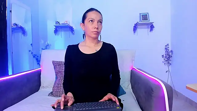 karlaaa   online show from 12-15-25, 03:05