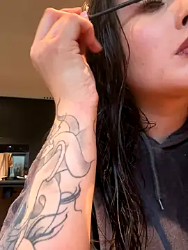 Snapshot of Kristyoff chatting on 10-21-25, 11:11 Kristyoff online show from 10-21-25, 11:11