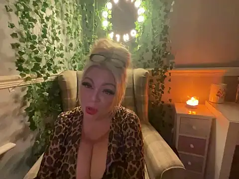 Snapshot of BonnyDesire chatting on 10-27-25, 08:24 BonnyDesire online show from 10-27-25, 08:24