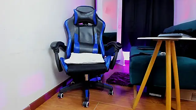 Snapshot of Charliejones_ chatting on 10-30-25, 12:12 Charliejones online show from 10-30-25, 12:12